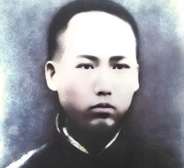 这张照片历来被权威机构认定为目前发现的毛主席最早的人物照。这一年，清王朝刚刚结束