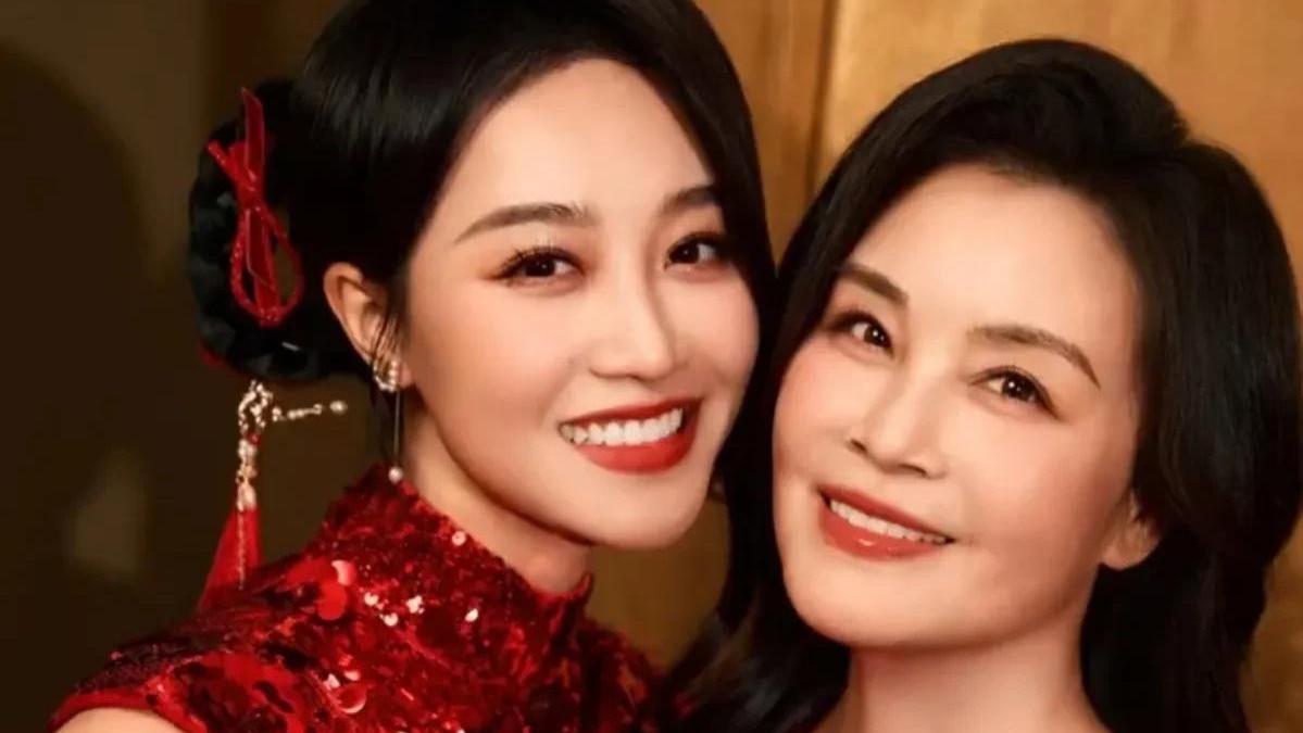 蓝盈莹妇女节晒和妈妈的母女大片，妈妈好美有气质母女都是高颜值