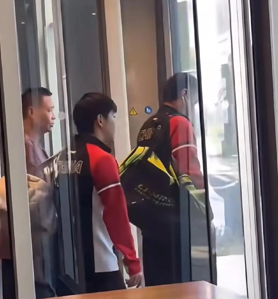 8.16莎莎又元气满满上训了，
莎莎和Coco、德华出了酒店大门，
外边的风很大
