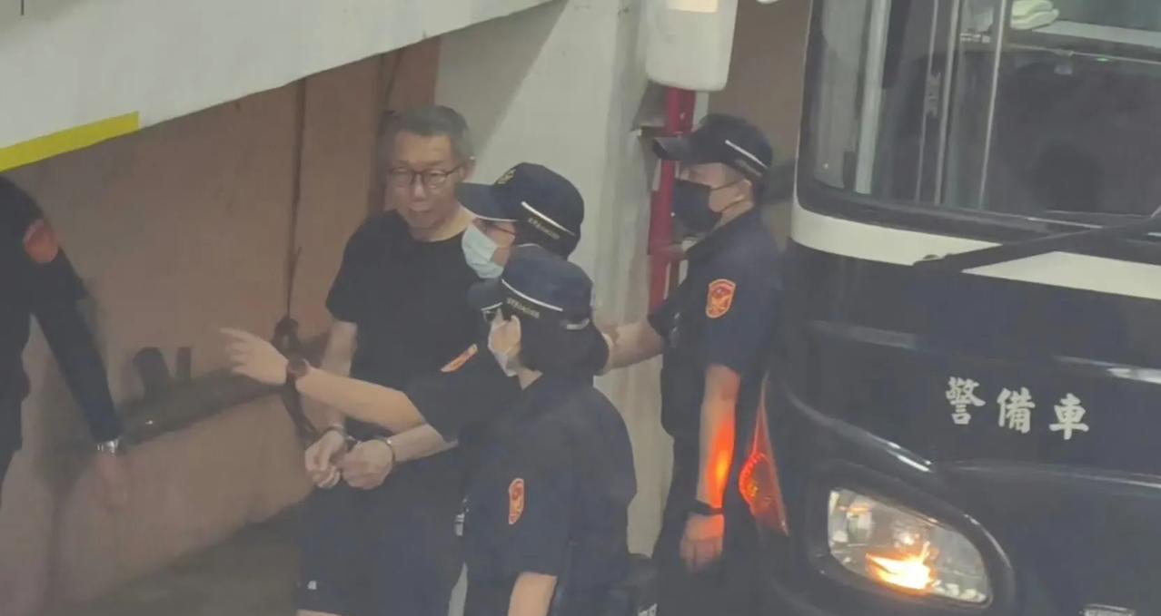 柯文哲突然情绪失控了
8月7日上午，台北地院审理京华城案。柯文哲在休庭期间突爆粗