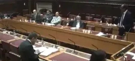 英国真是个奇葩。



英国议员们在空调房里批评印度，对我们的雅江水电站建设指手