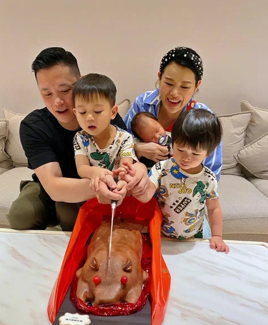黄宗泽在一次节目中，被嘉宾团问道：你现在对胡杏儿是什么感觉？尴尬过后回答：祝福她