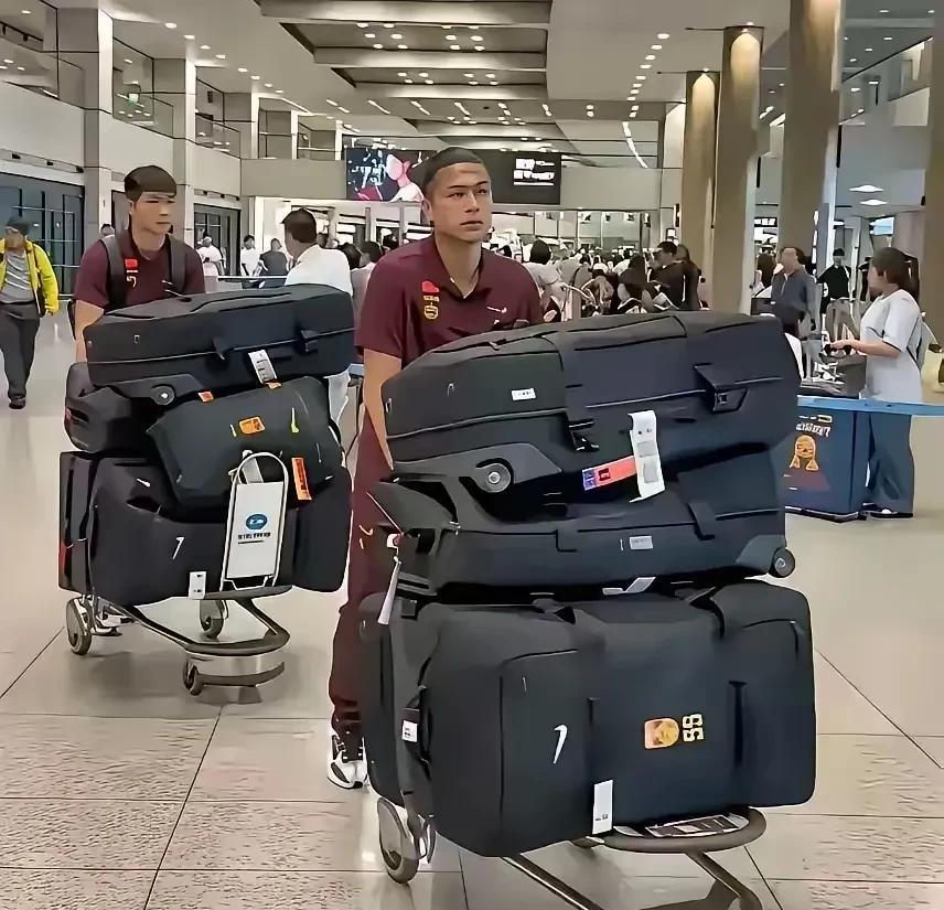 出去踢两天球，整这么多大包小包的干锤子，是不是恨不得把套子都带上一大包？
一群超