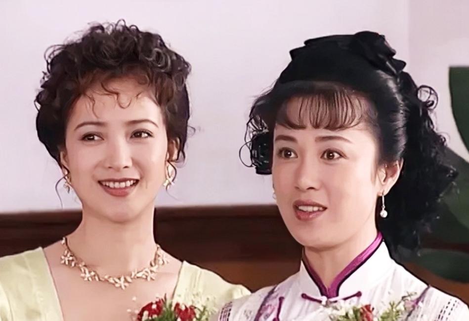 1984年北京火车站的人流中，一位年轻姑娘赶火车的匆匆身影引起了杨洁导演的注意。