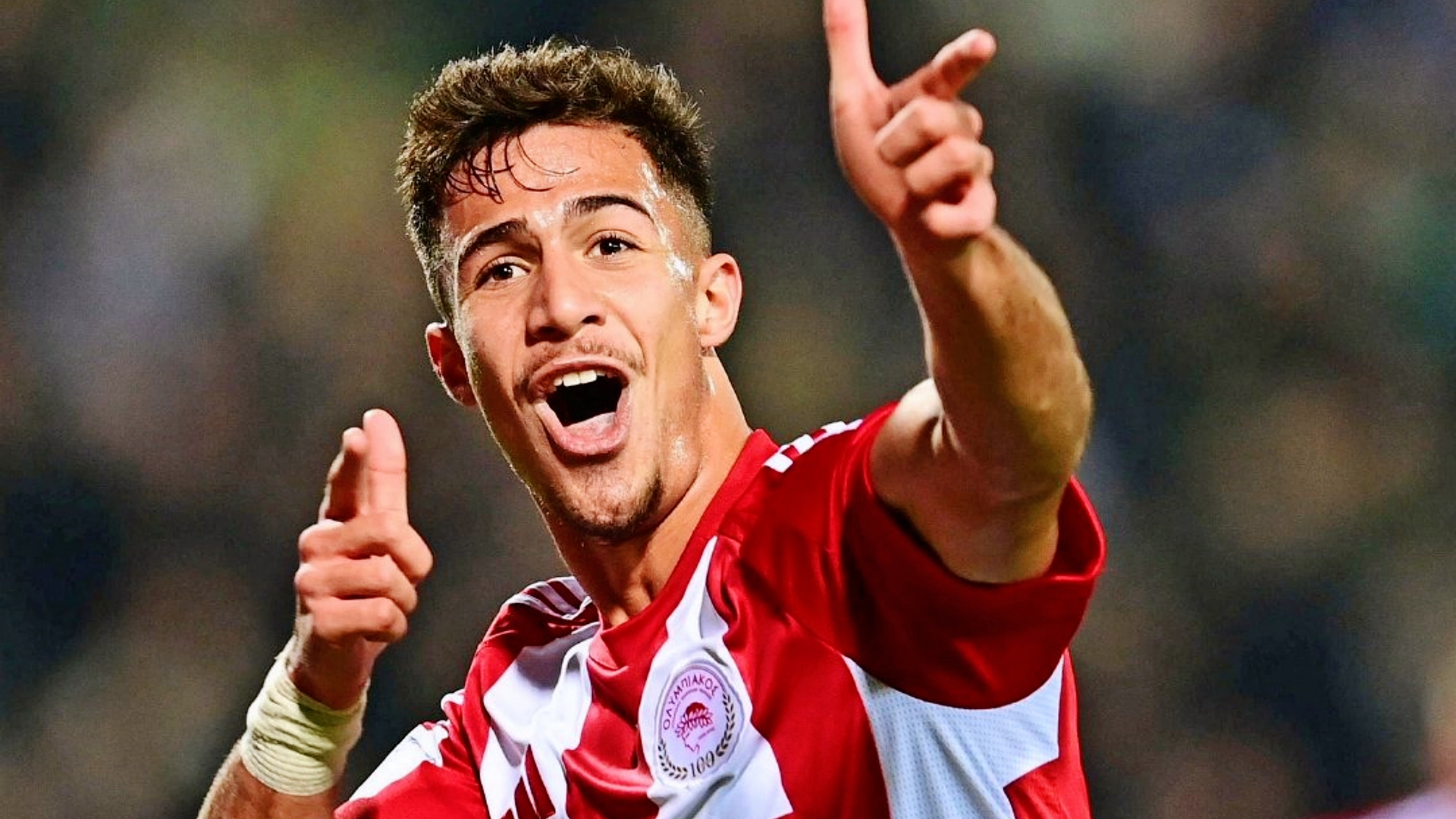 媒体报道，曼联有意奥林匹亚科斯18岁希腊前锋科斯图拉斯，球员目前身价800万欧。