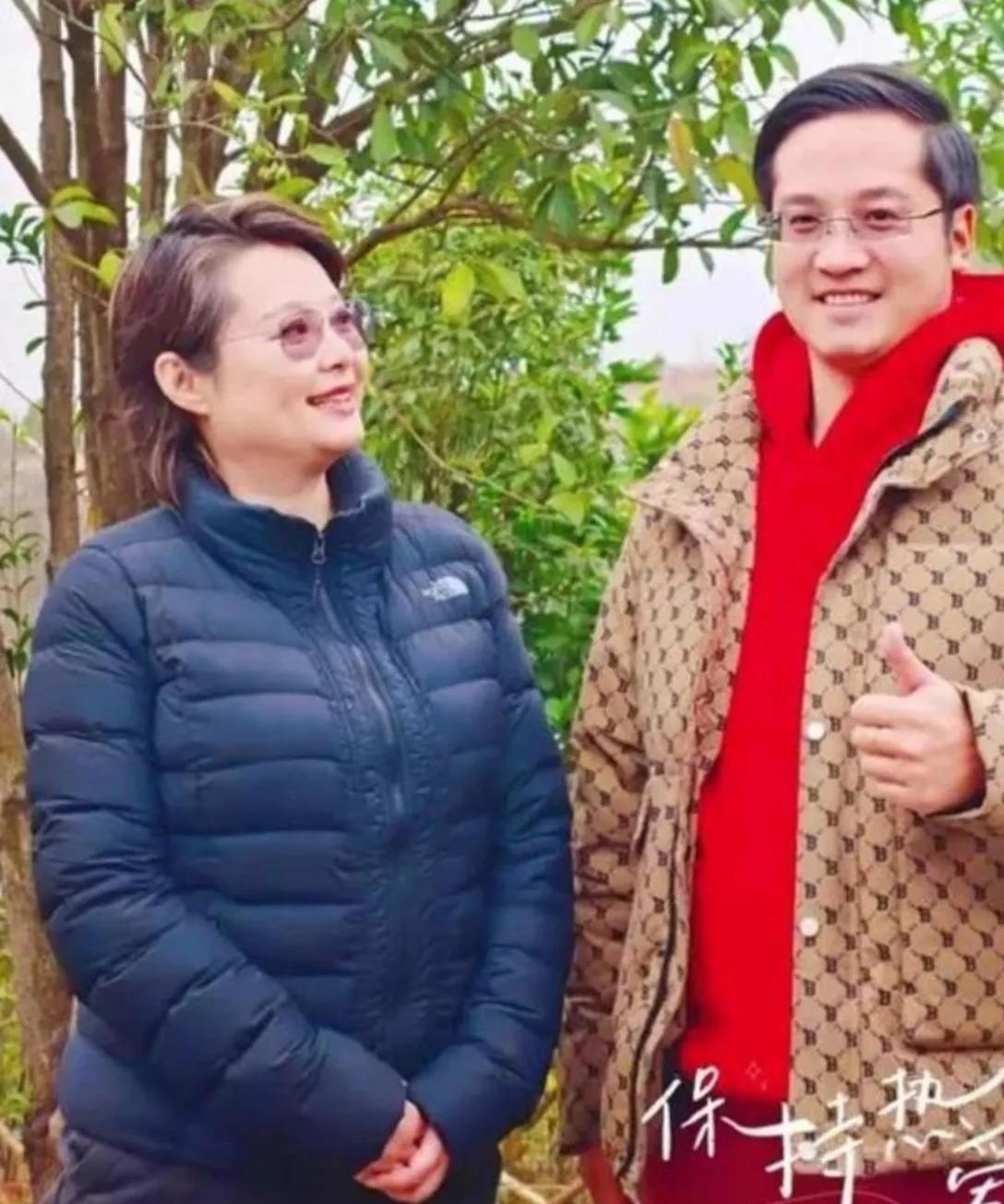 不演戏的袁立随性自如，珠圆玉润，衣着普通，几乎放弃了管理自己的身材，看上去没有一