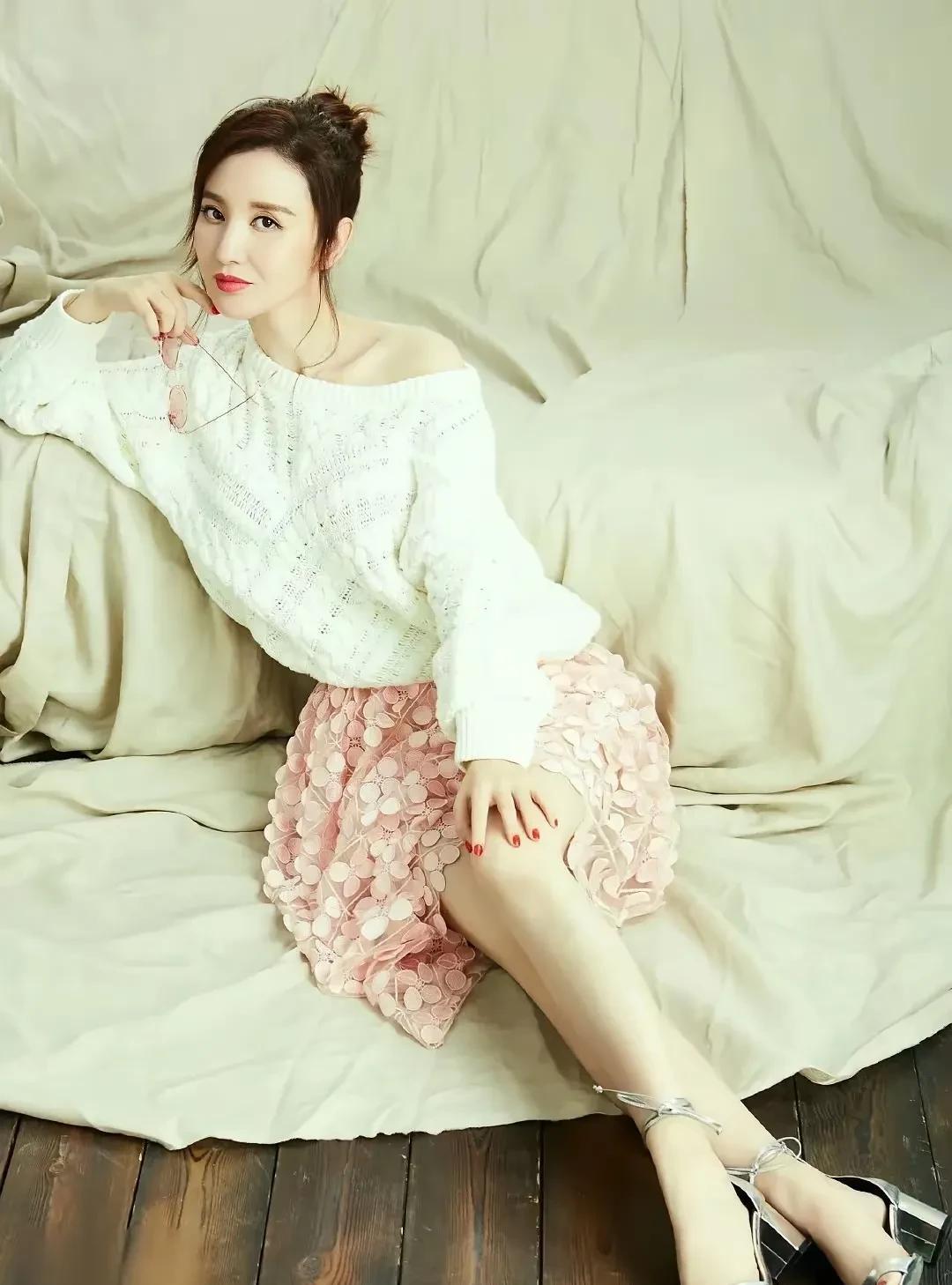 张萌，171cm，红衣佳人坐，清影照画屏。