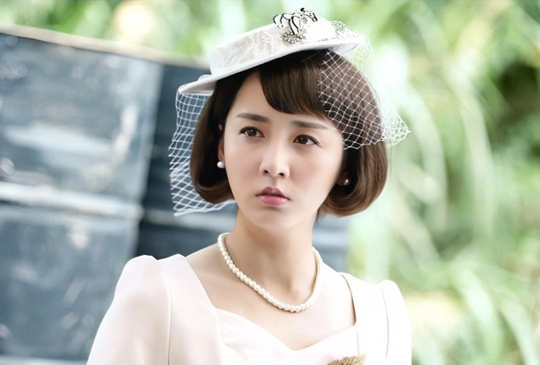 2025年北京胡同惊现“活久见”同框！演员吕一遛狗时与王雷“狭路相逢”，狗绳缠住