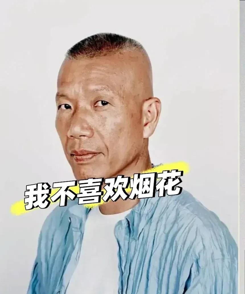 网上一片沸腾，蔡国强和始祖鸟怂了！
问题是，他还是真正的中国人吗？
难说！早在上