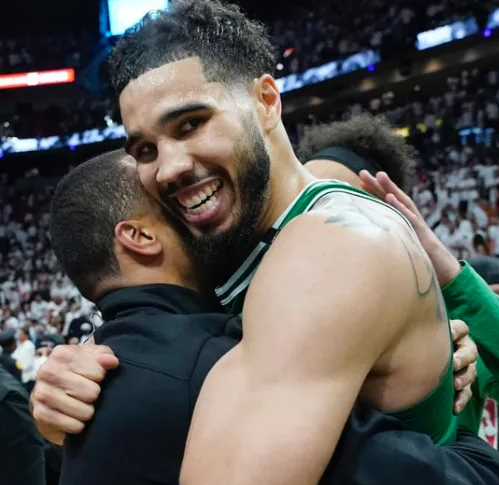 凯尔特人球员杰森-塔图姆生涯至今在季后赛中击败过的球星，详情如下：
乔尔-恩比德