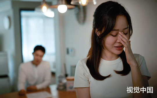 金丝雀晒孕照挑衅，我冷笑递离婚书，他崩溃了