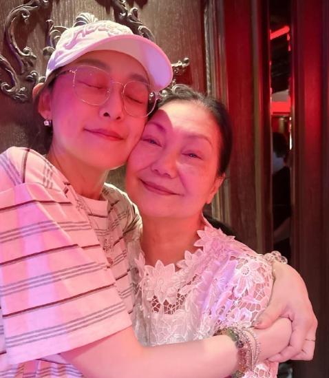 【范玮琪大s妈妈一起过中秋】
10月6日是范玮琪的49岁生日，亲友和粉丝都用不同