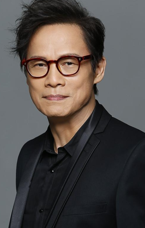2004年，罗大佑在小巨蛋演唱会上，当着2.3w人的面把用了12年的美国护照剪了
