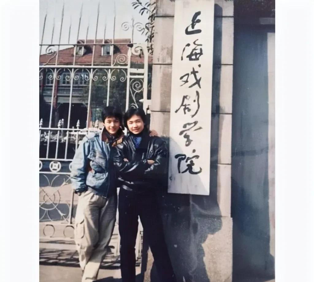 这张照片展现出了傅程鹏与徐峥1994年在上海戏剧学院校门口的情景，那时候傅程鹏2