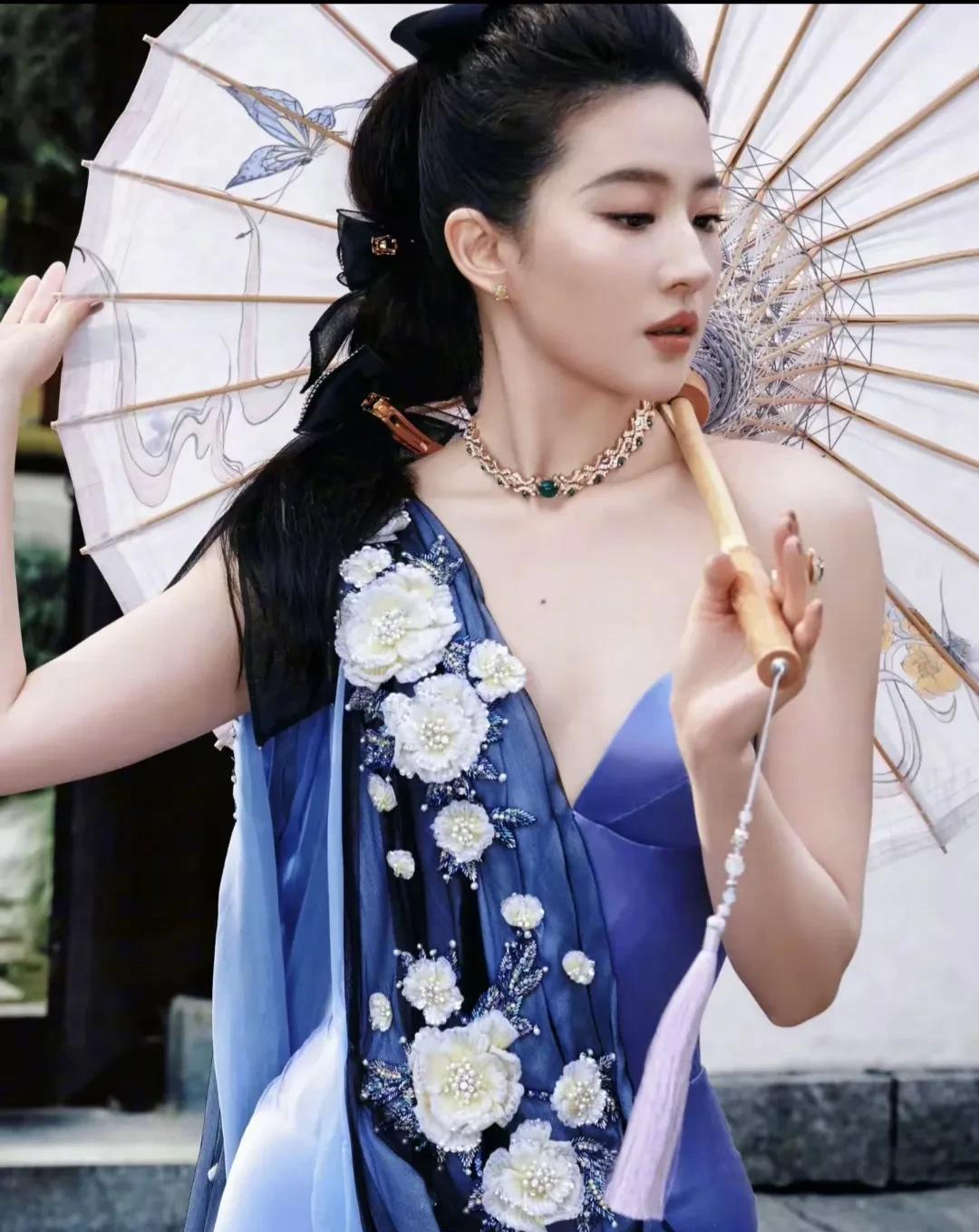 刘亦菲，引发热议！
3月31日，刘亦菲登上热搜榜！这次不是因为在电视剧盛典时的“