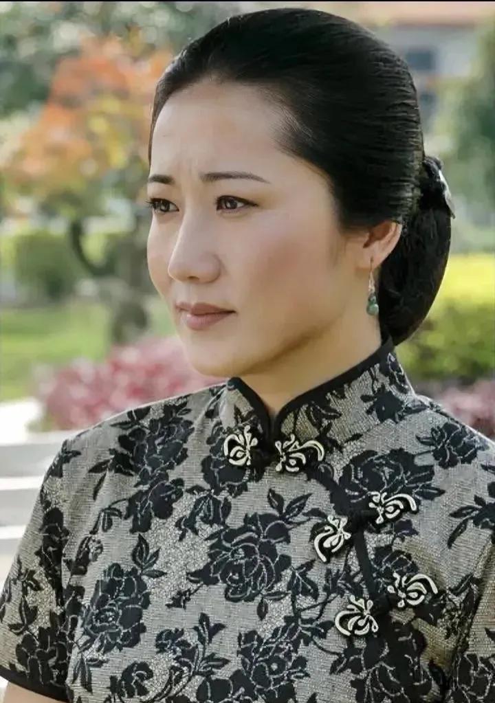 她，小眼睛，高鼻梁，长相很有辨识度，她剧红人不红，看过她参演的许多电视剧，如《伪