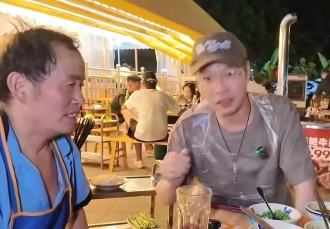 王迅在社交平台分享暖心经历，得知成都5位环卫工被拖欠工资，他二话不说带环卫工吃火