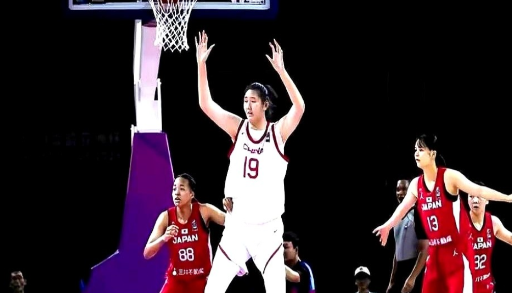 2米27的女篮霸主张子宇，赛场上有个