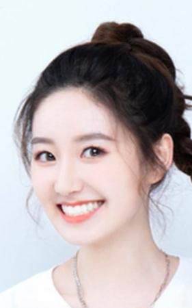 严尚嘉，8月30日出生，毕业于中央戏剧学院 。她是中国内地女主持人、演员，因主持