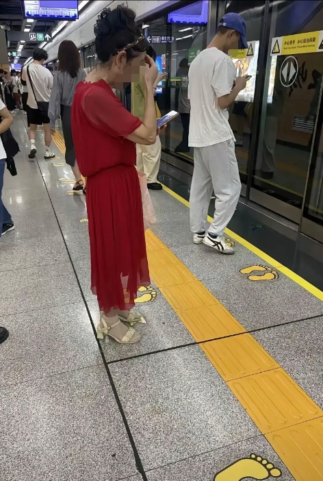 “五六十岁大妈，穿的跟个小姑娘似的，也不知道啥叫害羞……”网友这样留言。

等地