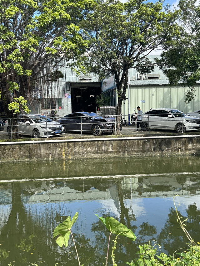 怼上了可惜
还没上牌，河对面的新车