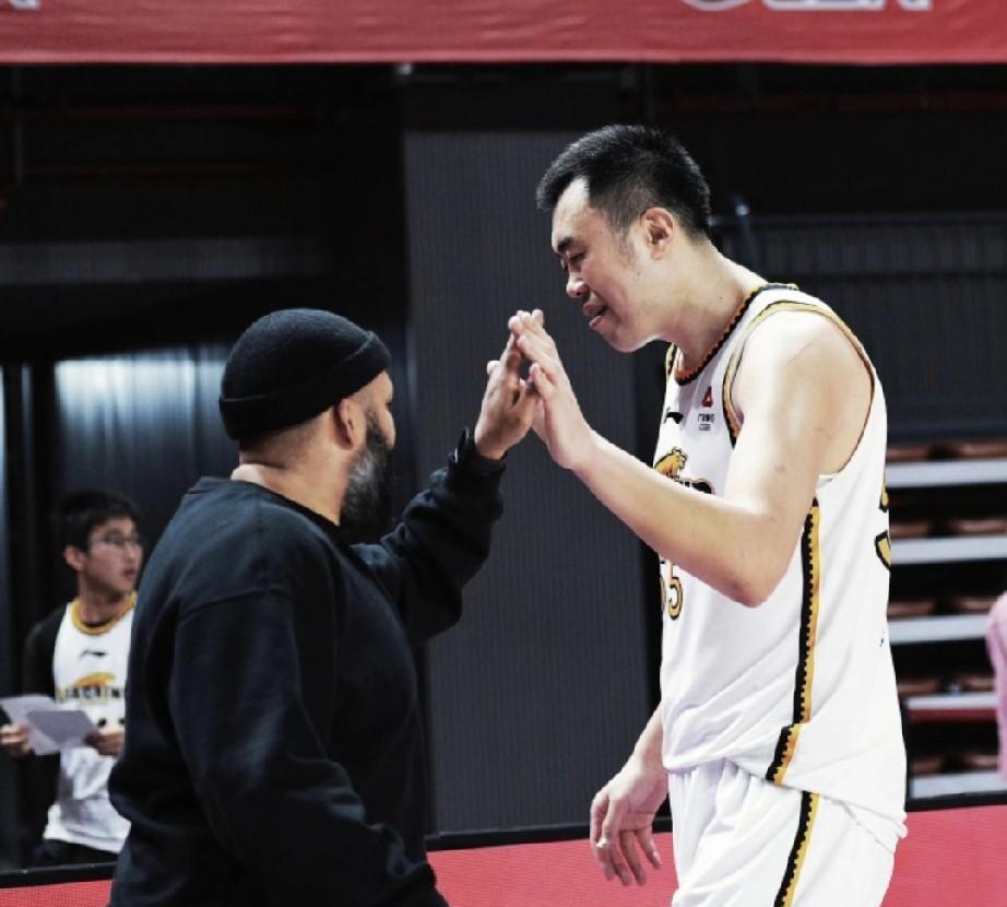 强烈建议！辽宁男篮窗口期再把韩德君签回来，重新注册，一举三得
第一：通过全运会看