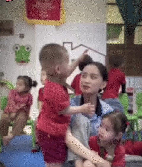羞涩的幼儿园老师...

我敢保证
这个娃的爸爸并没有教他