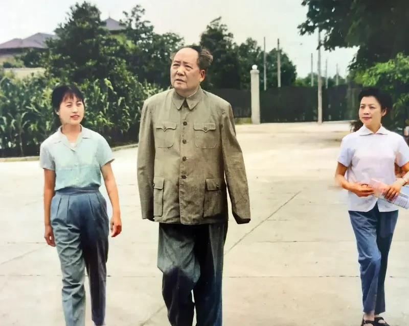 60年代，毛主席和身边工作人员的合影，看这俩女同志，走路真自信。
照片左边那位女