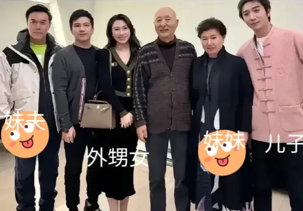 陈佩斯晒出了全家福。
他儿子陈大愚，妹妹陈丽达，妹夫张山，外甥女张嘉芸。
妻子王