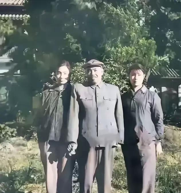 将军别看在战场上令敌人闻风丧胆，但在自己的俩个女儿面前显得像慈祥的老人，根本不像