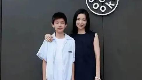44岁董洁与保剑锋夜间一起吃日料，素颜仍美得如画报