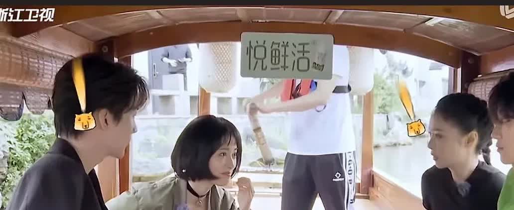 演员沈月，是个神人[捂脸]，初一1米33，初三才换牙，全班女生把她当自己女儿，重