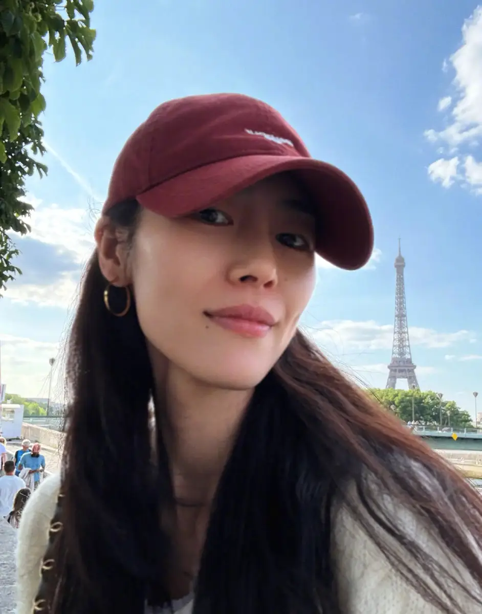 刘雯漫步法国街头状态惬意！与巴黎铁塔同框合影心情好
