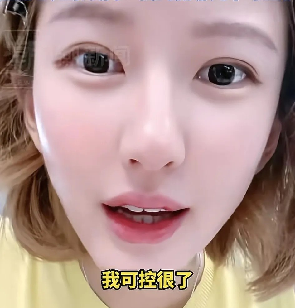 感觉赵露思快崩溃了！
她在直播时透露，自己被人推掉了很多场活动和拍摄，原因是对