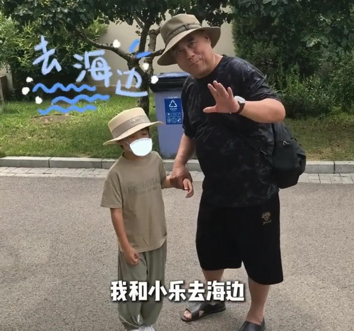 老苏总阿荷带苏醒两个儿子去海边玩，两个孩子赖着不想走：我没玩好。老苏总：下午你跟