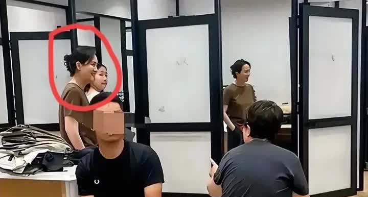 刚刚查了一下朱媛媛
不查不知道，一查才明白！

2024年，朱媛媛和家人去