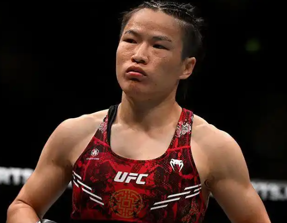 北京时间11月16日，UFC蝇量级冠军争夺战，中国选手张伟丽苦战了5个回合，最终