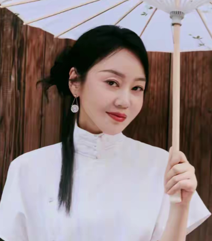 不仅闫妮没有想到

就连央视也没想到

闫妮这次出圈了，原本以为她又是微醺上台，