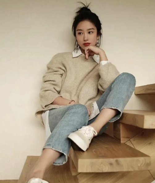 杨采钰最新写真让人眼前一亮，牛仔裤搭配展现完美身材