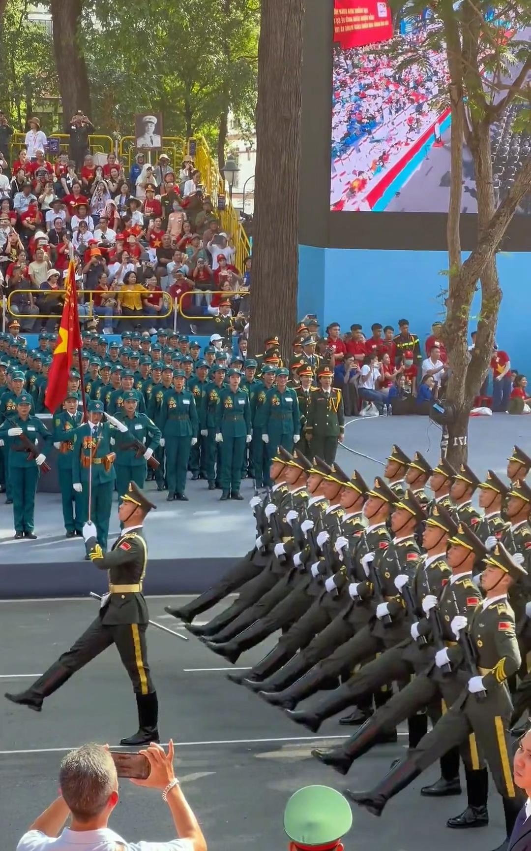 经常有外国人给美国狡辩，说正步踢那么整齐有什么用，可以帮你打胜仗吗？你还别说，这