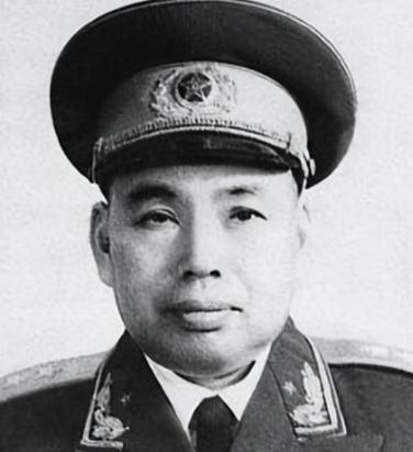 1969年中共九大会间休息时间，许世友怯生生地走到毛主席身边，寒暄了几句，毛主席