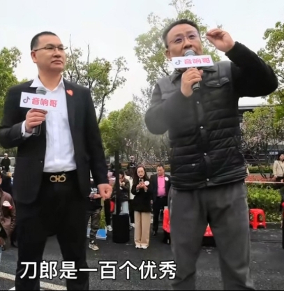 文字很奇妙！吹捧一个人，如果他担当得起，就是夸。如果担当不起，就变成黑。比如说，