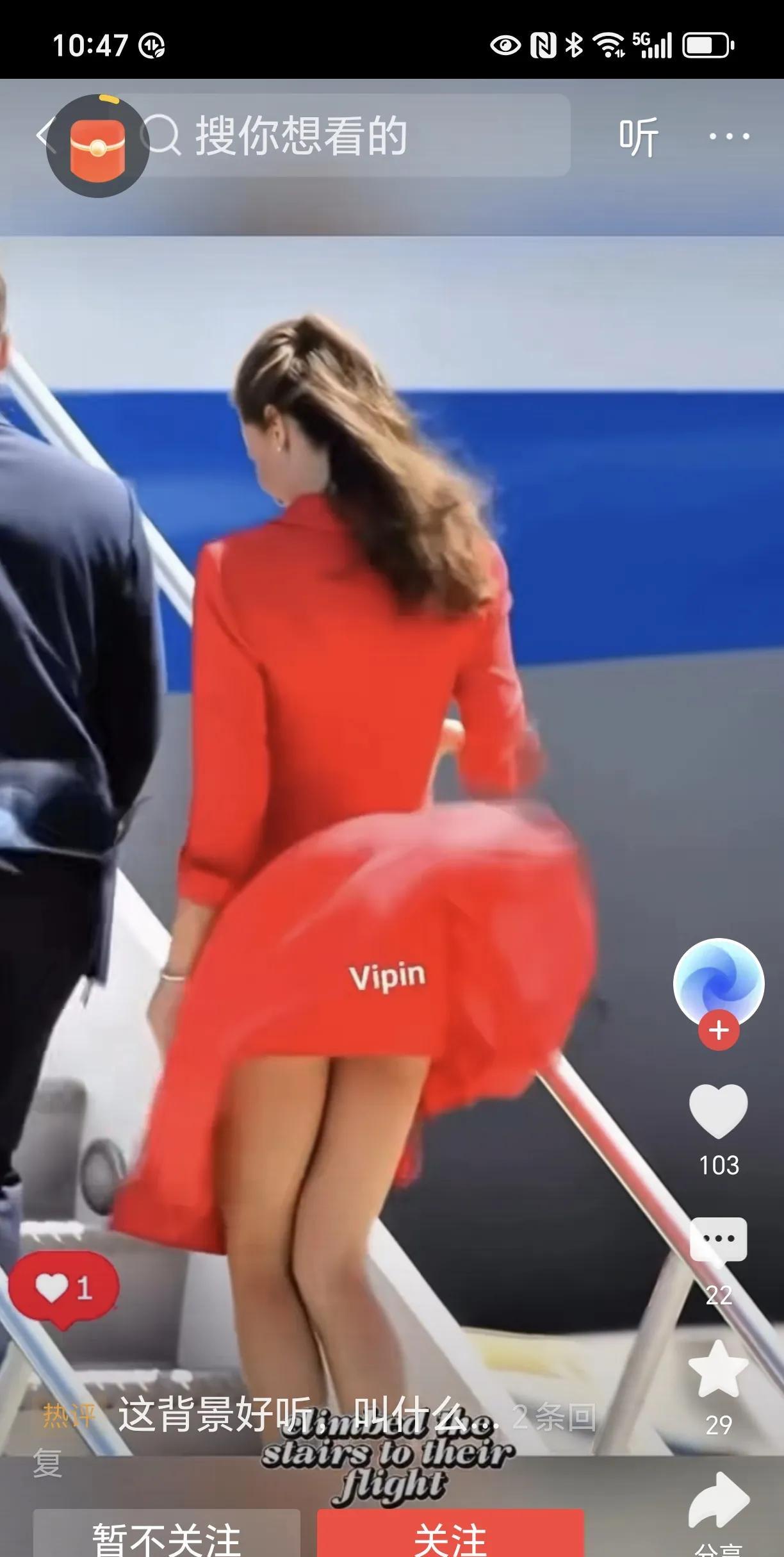 人生旅途尴尬瞬间。这是英国王妃出行，由于穿戴没注意场合，给自己带来了尴尬场面