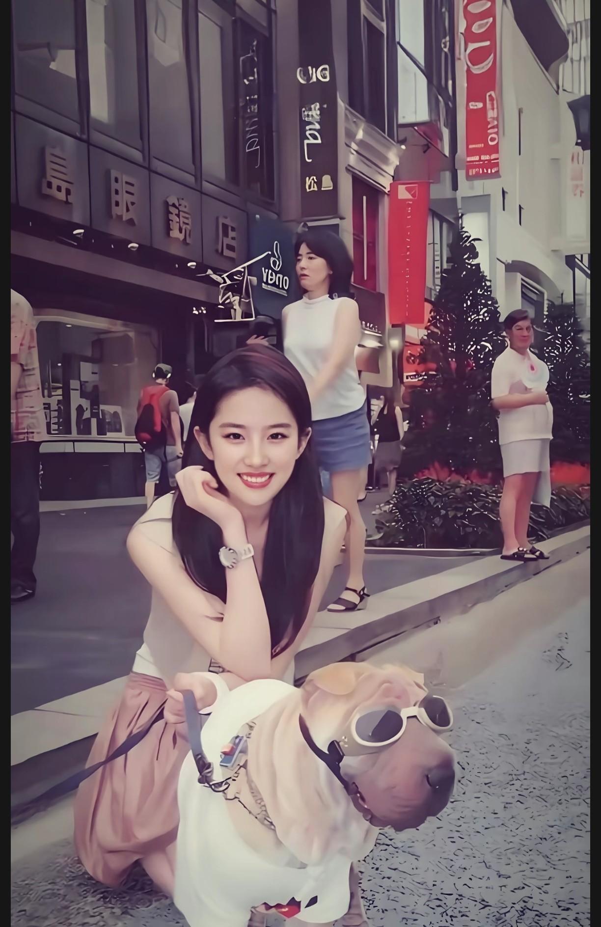 刘亦菲好会打扮自己的狗啊！     
都说什么人养的狗就是什么狗，刘亦菲每次都是