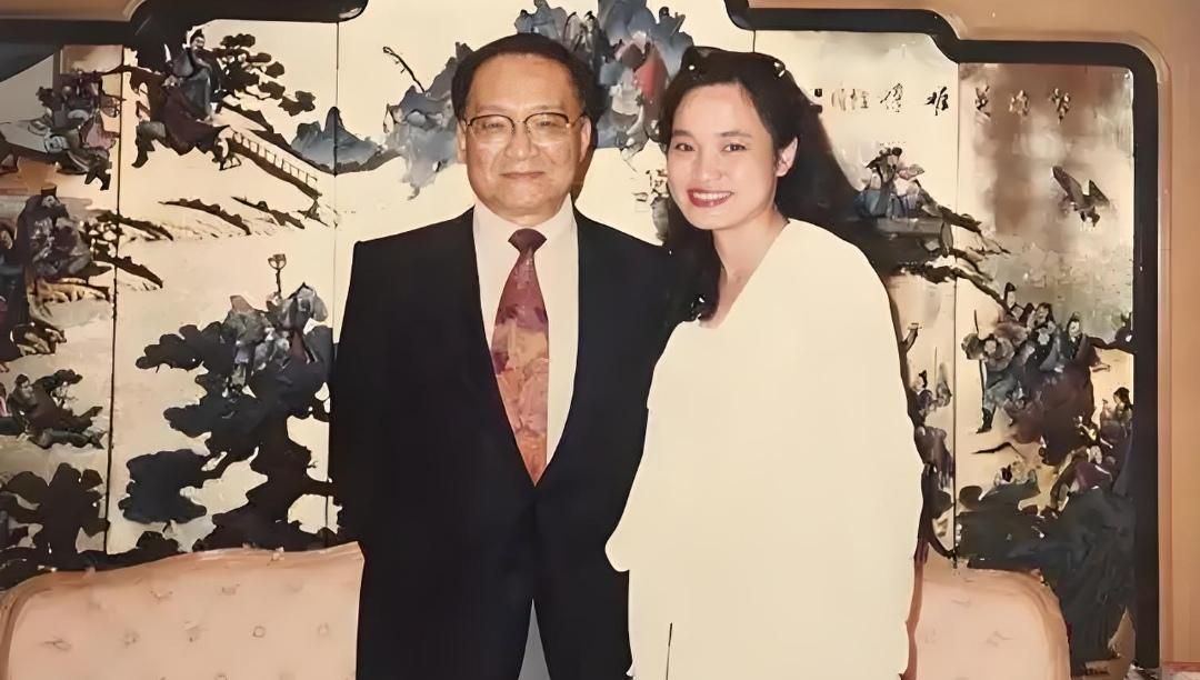 1976年，52岁的金庸出轨23岁的林乐怡后，便提出离婚，妻子平静地说：“离婚可