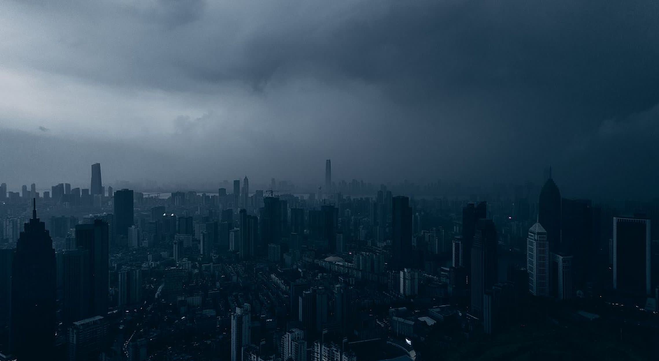 此刻深圳大雨倾盆，天色阴暗，我犹如时代的一颗尘埃，淹没在无边的黑暗之中，任凭风吹