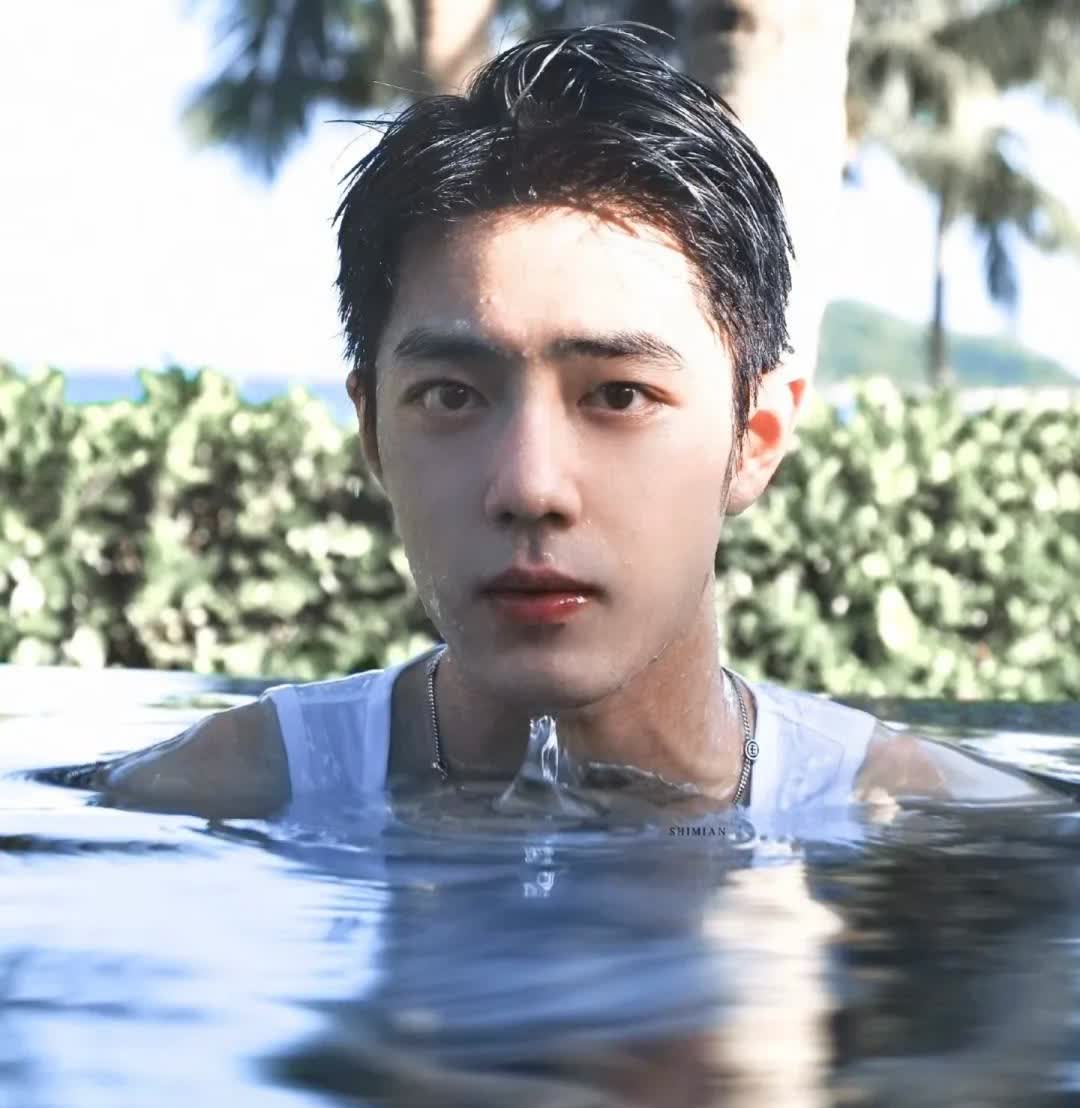 发现越来越看不懂肖战了，
这个人根本琢磨不透！

你说他帅吧，
他却从来