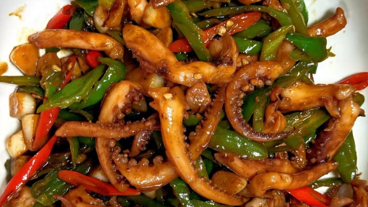 “滋啦”一声魂都勾走！这盘爆炒鱿鱼，我能扒三碗饭！