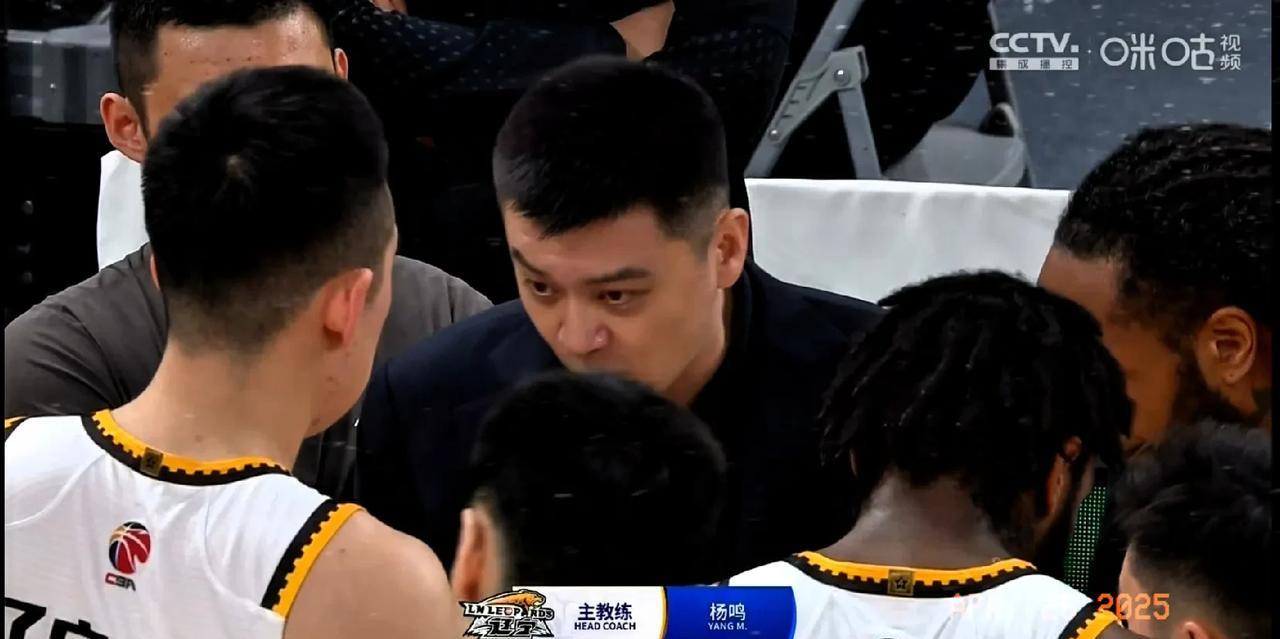 恕我直言！杨鸣在杭州打G1没做好赢球准备，我猜是赢为G4考虑，回沈阳多卖一场门票