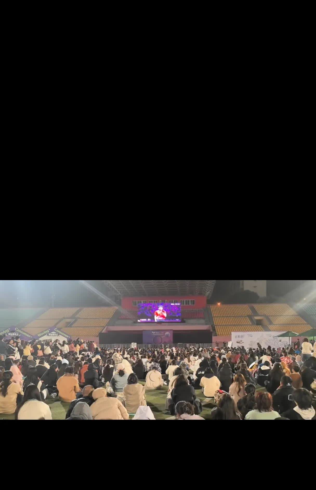 WTT重庆冠军赛那天，好多没抢到票的粉丝在外场亚洲杯公园，守着大屏幕看王楚钦比赛